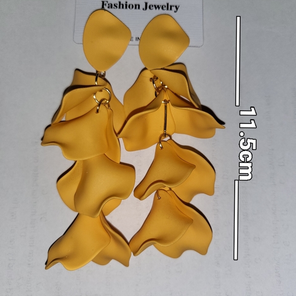 Elegant Tassel Earrings - Picture 4 of 5